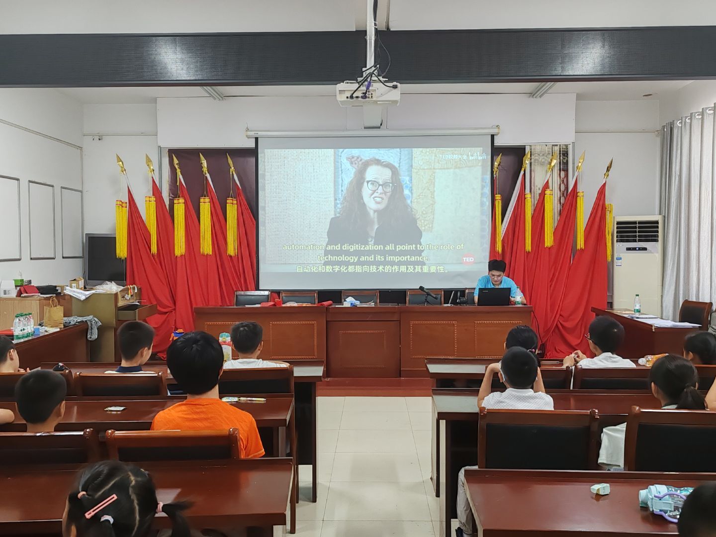 河海大學(xué)金財水韻實踐團(tuán)開展AI科技倫理啟蒙課程 引導(dǎo)社區(qū)兒童思辨“人機(jī)共生”