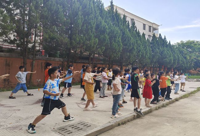 同學(xué)們練習(xí)太極