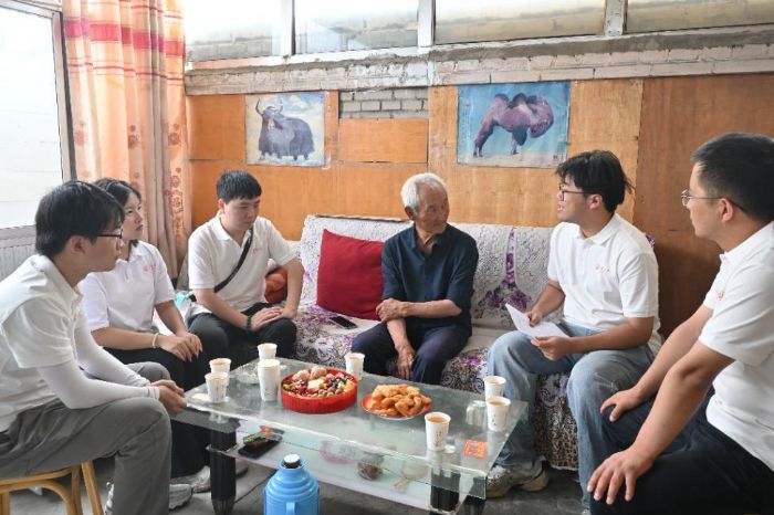 長安大學：格爾木七旬老黨員與長大學子共憶“兩路”歲月，共話“兩路”精神傳承