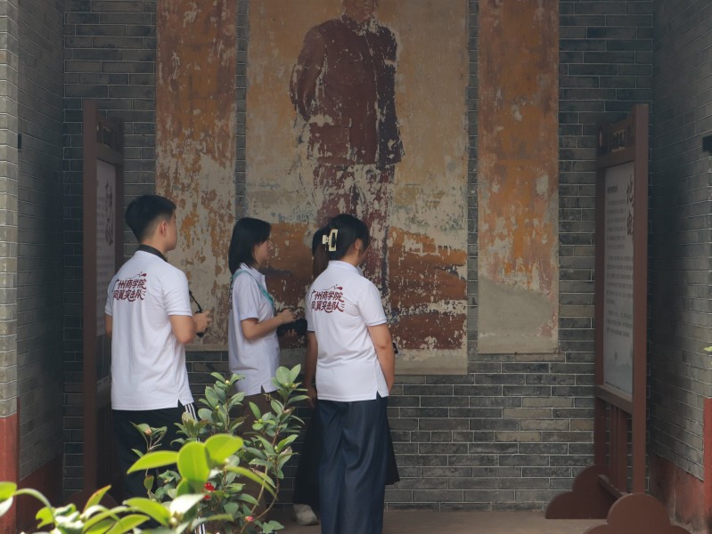 走進百年羅氏宗祠，探尋文脈紅色根脈——廣州商學院鳳翼突擊隊走進東莞市謝崗鎮羅氏宗祠開展實踐研學