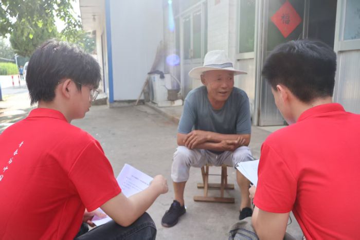 陜西工業(yè)職業(yè)技術(shù)大學(xué)“工翼助農(nóng)”實(shí)踐團(tuán)赴豳風(fēng)街道開展無人機(jī)農(nóng)業(yè)應(yīng)用調(diào)研并拍攝宣傳視頻