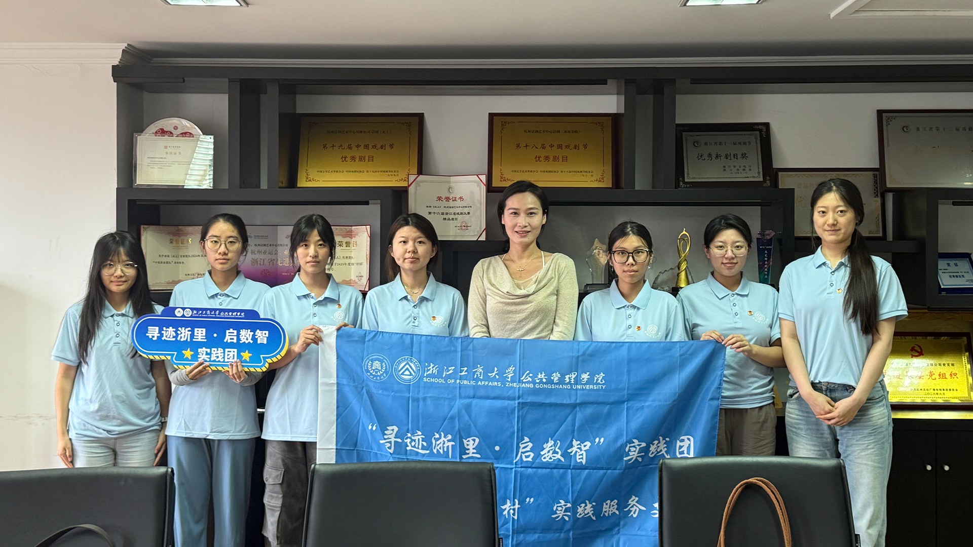 文興賦能鄉(xiāng)村實踐團與蔡夏穎合照