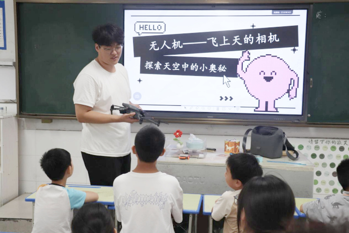 電子信息工程學(xué)院：智繪藍(lán)天 翼啟未來(lái)——無(wú)人機(jī)科普進(jìn)校園