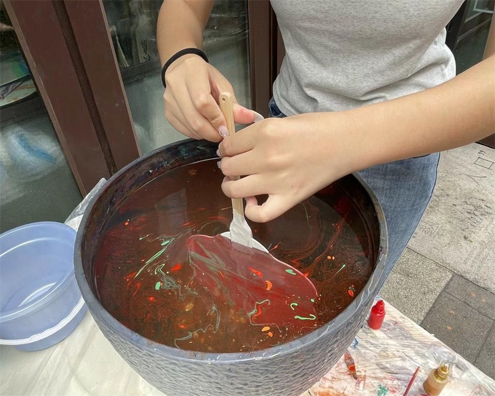 匠心獨運，漆扇輕搖
