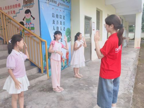 圖為隊員帶領小朋友練習手勢舞