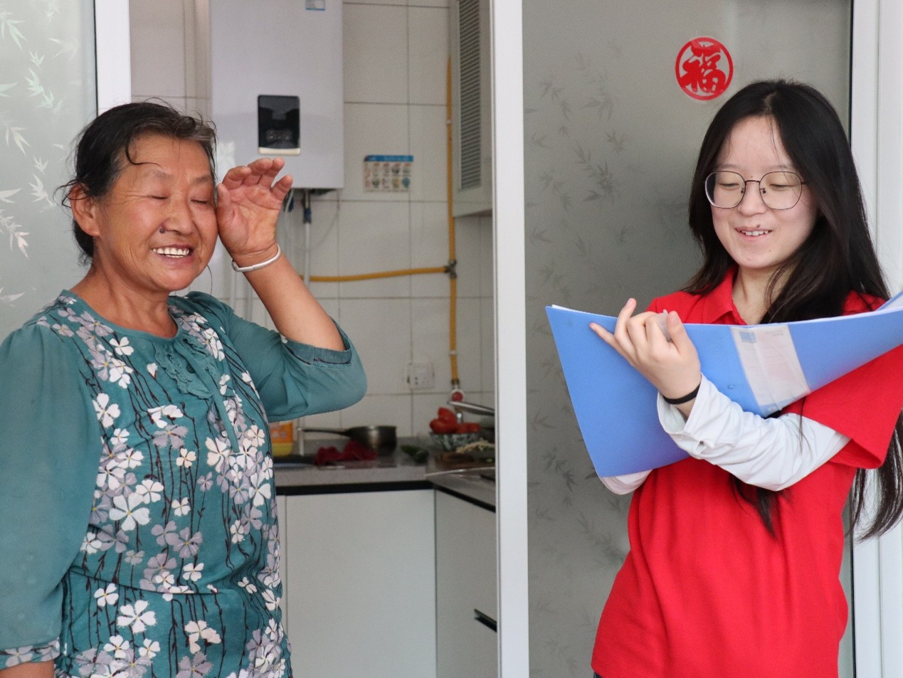 陜西工業職業技術大學“科技助老 匠心助苗”社會實踐團赴子洲縣何家溝村開展科技助老服務