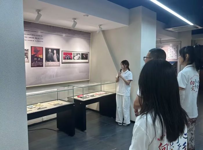 重慶工商職業(yè)學院實踐團隊走進萬州西山公園 感悟江姐精神 淬煉青春信仰