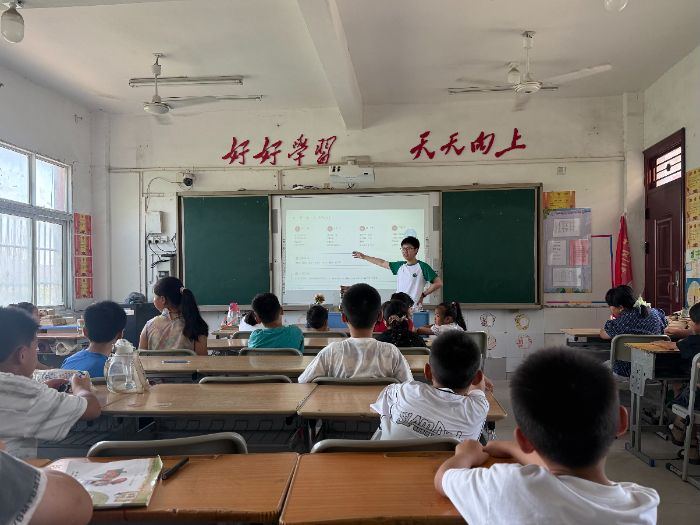 營銷與物流管理學(xué)院：螢光支教團(tuán)深入調(diào)研花園鎮(zhèn)象棋教育，以棋育人傳文化，“螢光”照亮鄉(xiāng)村課堂