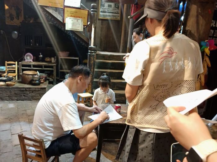 ? 燈火漫卷女書街，商科青年助發展