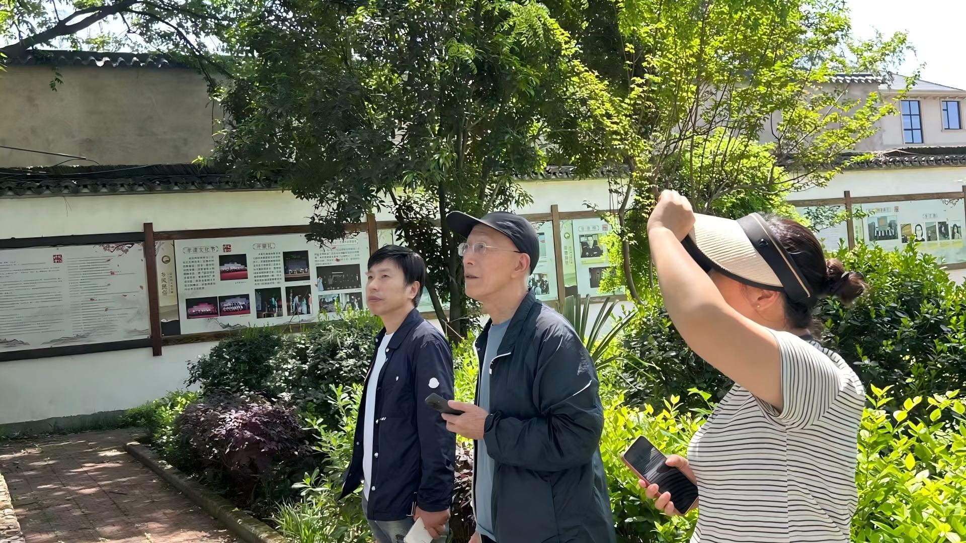 文興賦能鄉村實踐團聆聽夏富笙講解鄉村文化建設規劃