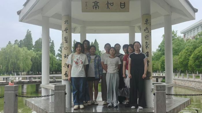 彎腰拾荒護碧水 青年實踐繪就綠色青春答卷
