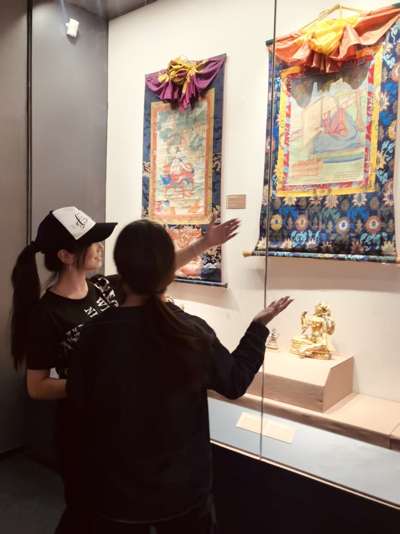 畫布上的雪域史詩——藏韻小分隊領(lǐng)略唐卡藝術(shù)千年魅力