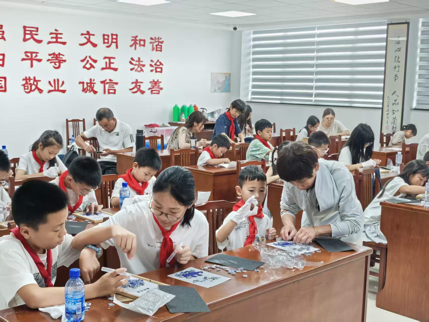 青花碎瓷拼山河 湘大學(xué)子傳瓷韻——湘潭大學(xué)碧泉書院實(shí)踐團(tuán)走進(jìn)海寧褚石村開展青花瓷拼貼非遺手工課堂