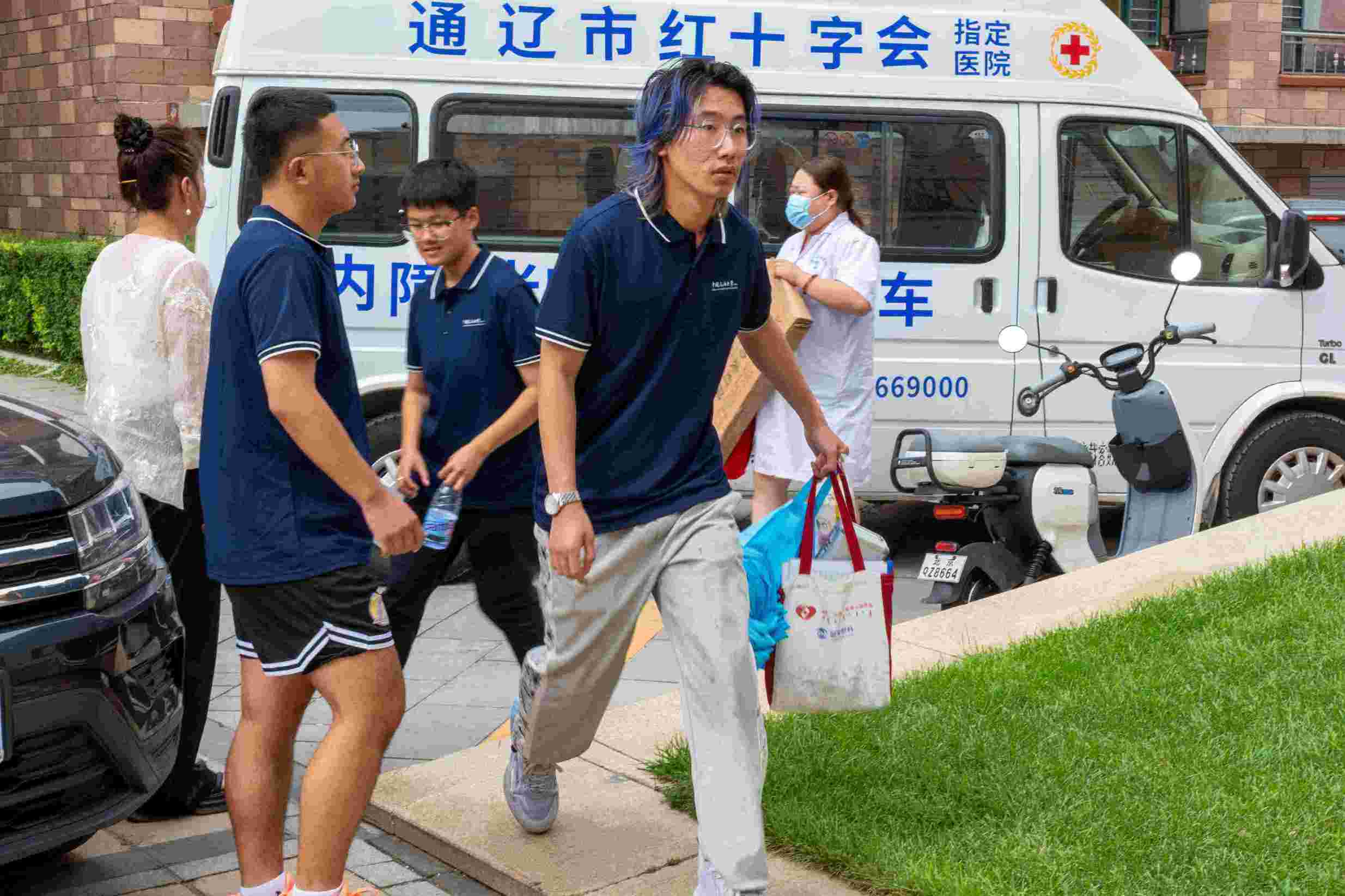甘旗卡義診顯溫情，共繪鄉村振興新篇章