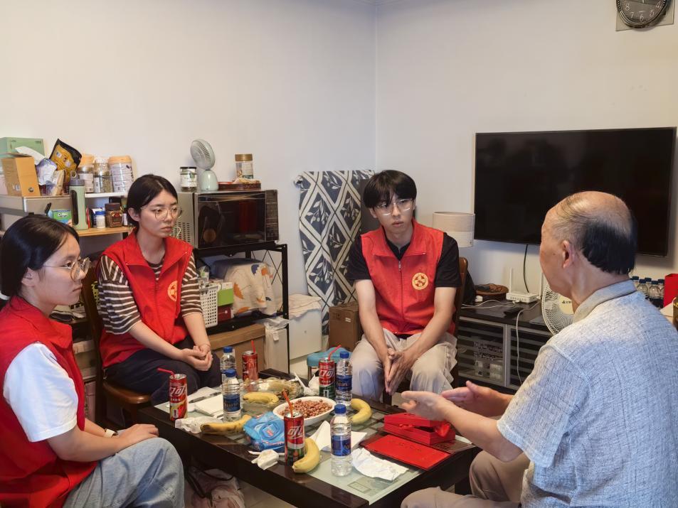 任爺爺與點(diǎn)燈人們交談+徐冉攝