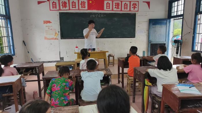 趣味化學進侗鄉，科教星火亮童心