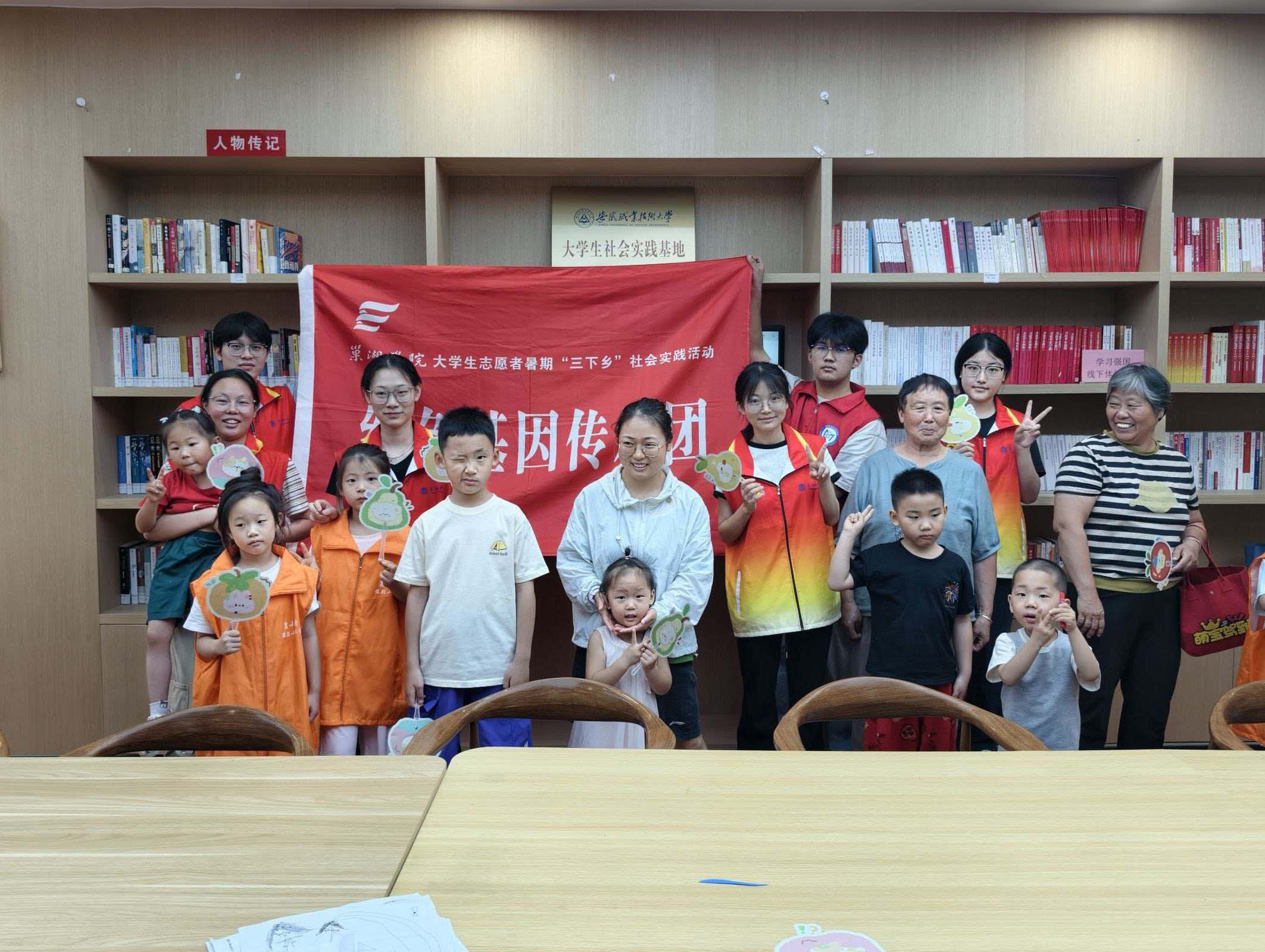 趣味數(shù)學(xué)活動(dòng)結(jié)束后全體實(shí)踐團(tuán)成員與家長孩子合影。方彥 供圖