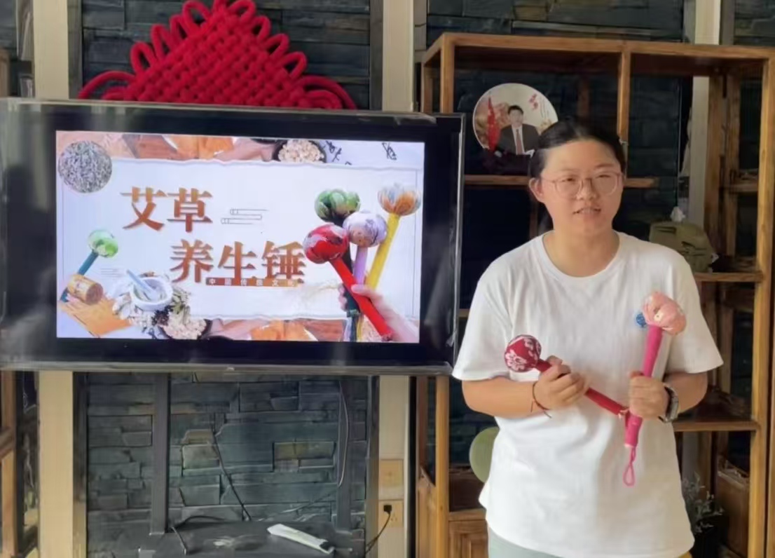 艾香傳古韻 青春暖銀齡｜山東理工大學(xué)法學(xué)院“銀齡筑夢(mèng)”實(shí)踐團(tuán)走進(jìn)社區(qū)開(kāi)展康養(yǎng)志愿服務(wù)