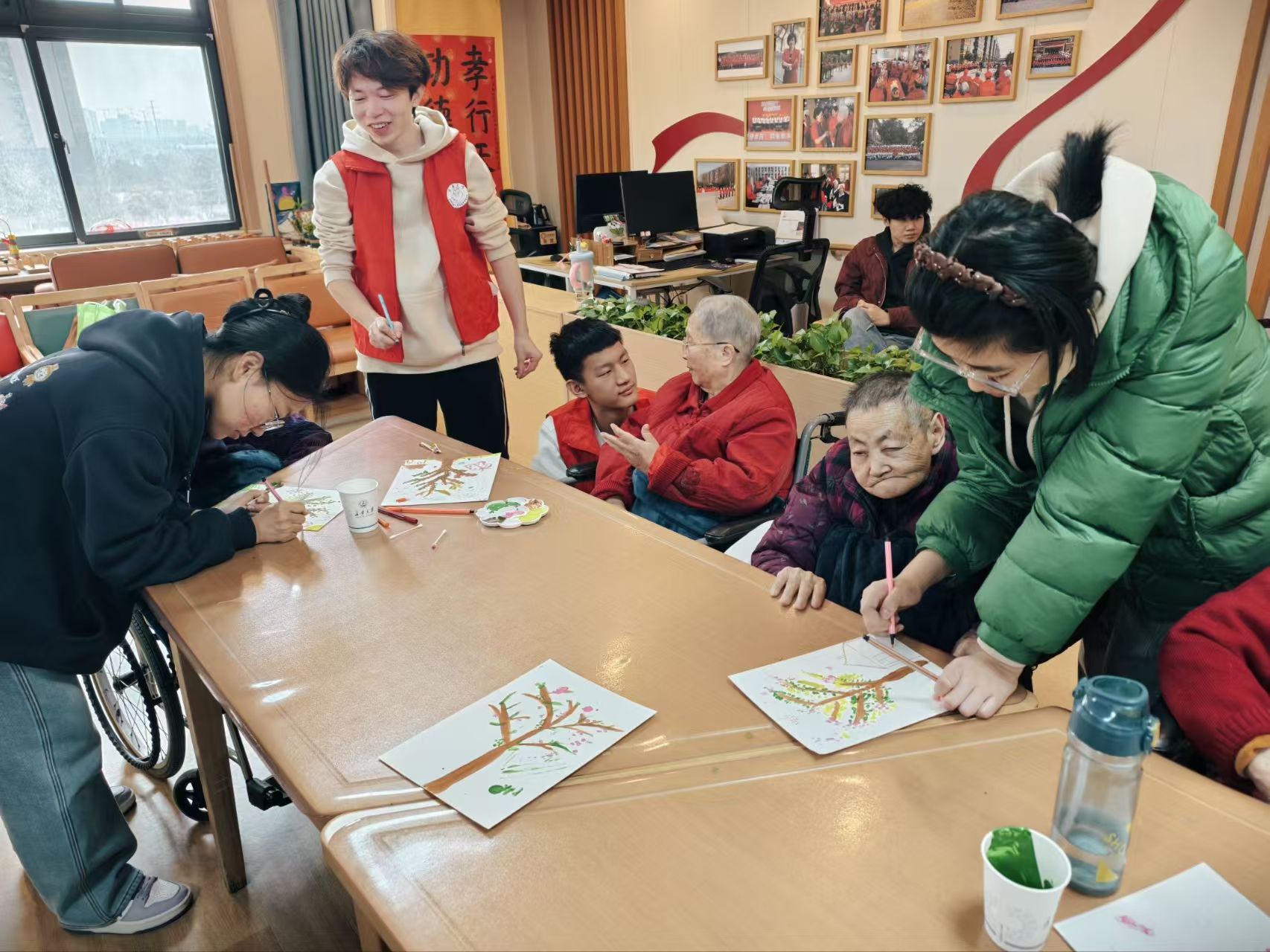 “雷鋒筑愛，彩筆繪春”——長安大學材料一班敬老院團日活動