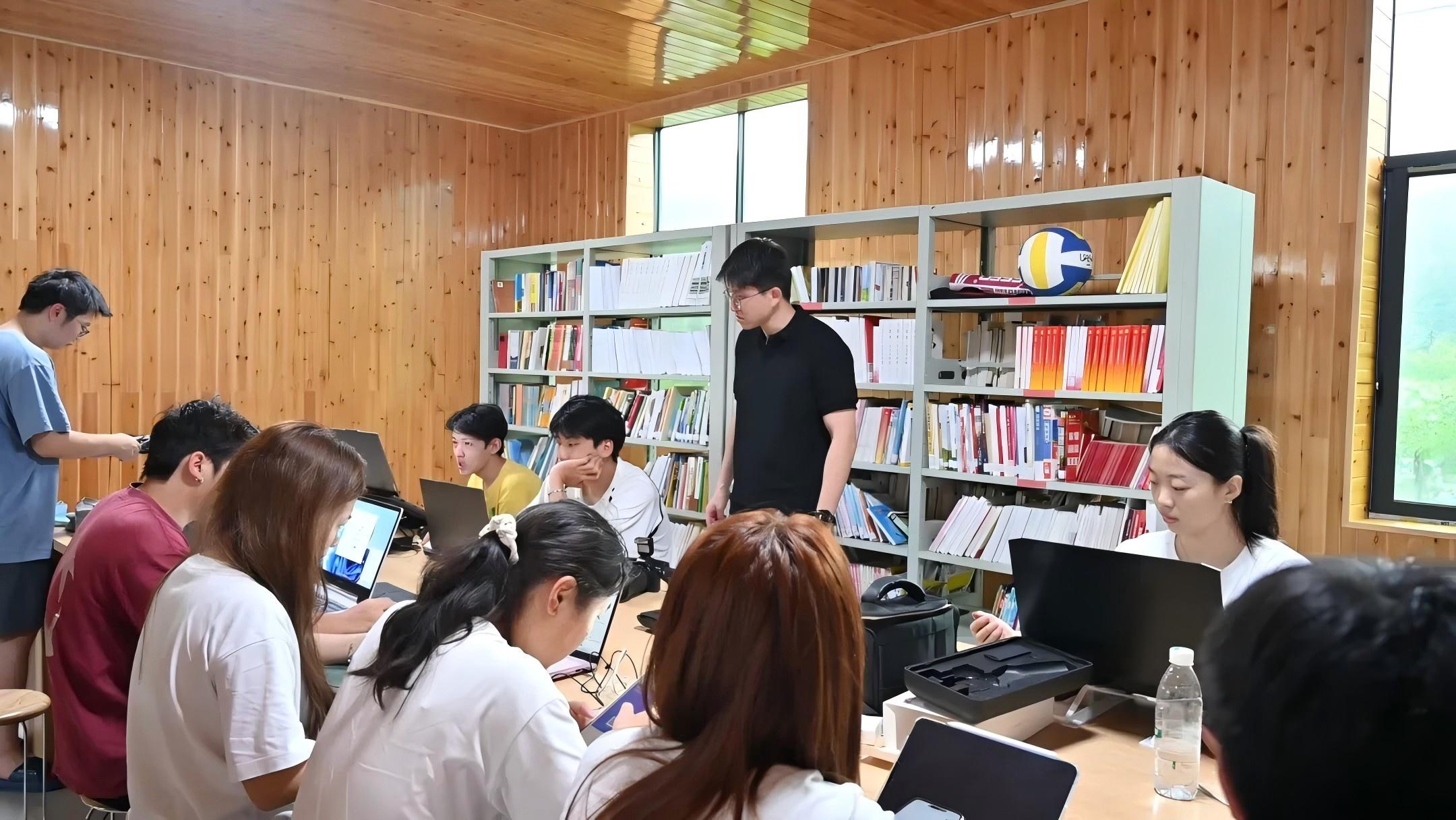 中南林業科技大學低空經濟學院前沿AI智慧科普服務團趕赴綏寧縣大凍村開展暑期實踐