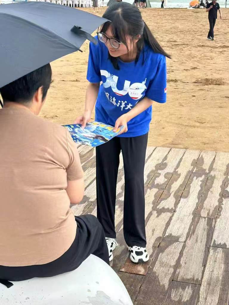 實(shí)踐隊(duì)員在對(duì)游客進(jìn)行科普