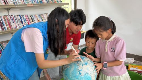 圖為小朋友積極參與趣味地理課課堂