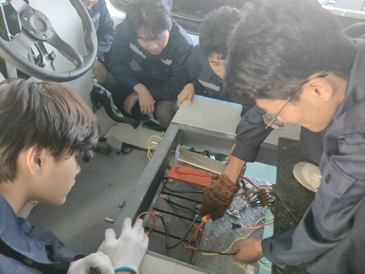 青年力量閃耀！重慶安全技術職業學院團隊成功自主研發高性能氫能源電池系統，氫風徐來，觸手可及