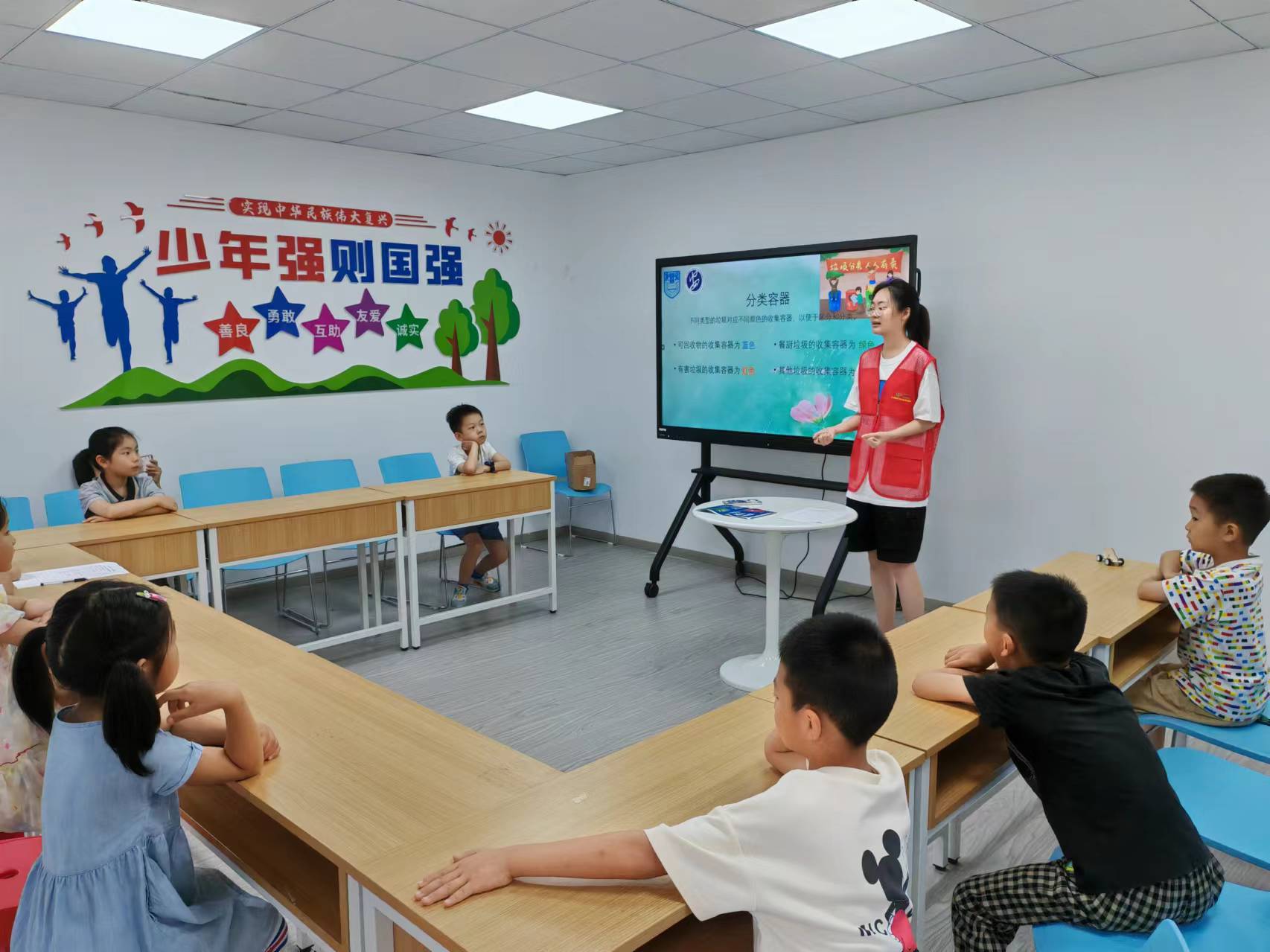 清潔地球，共創(chuàng)未來：垃圾分類宣講進(jìn)社區(qū)