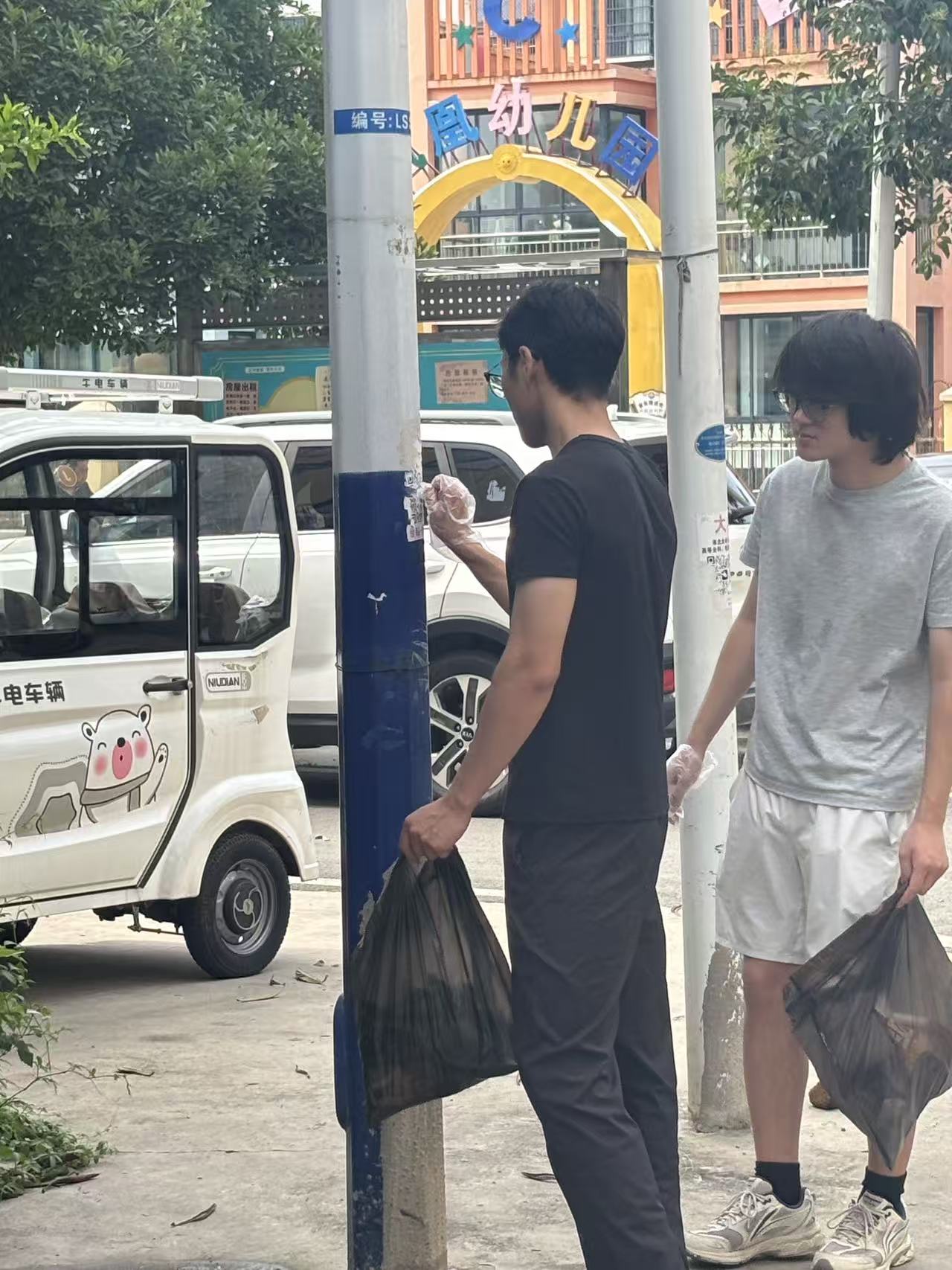 躬身整治人居環境 青春守護社會生態