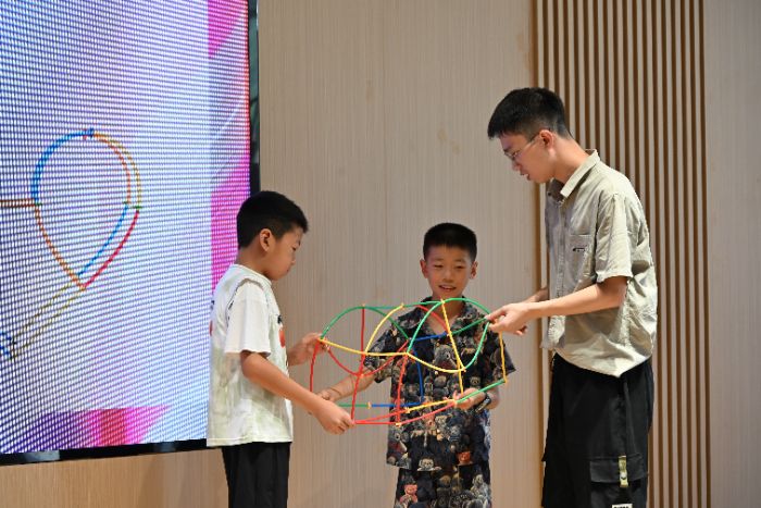 河海學子三下鄉：小手搭出大世界，童心創想新未來——小吸管搭世界手工主題課