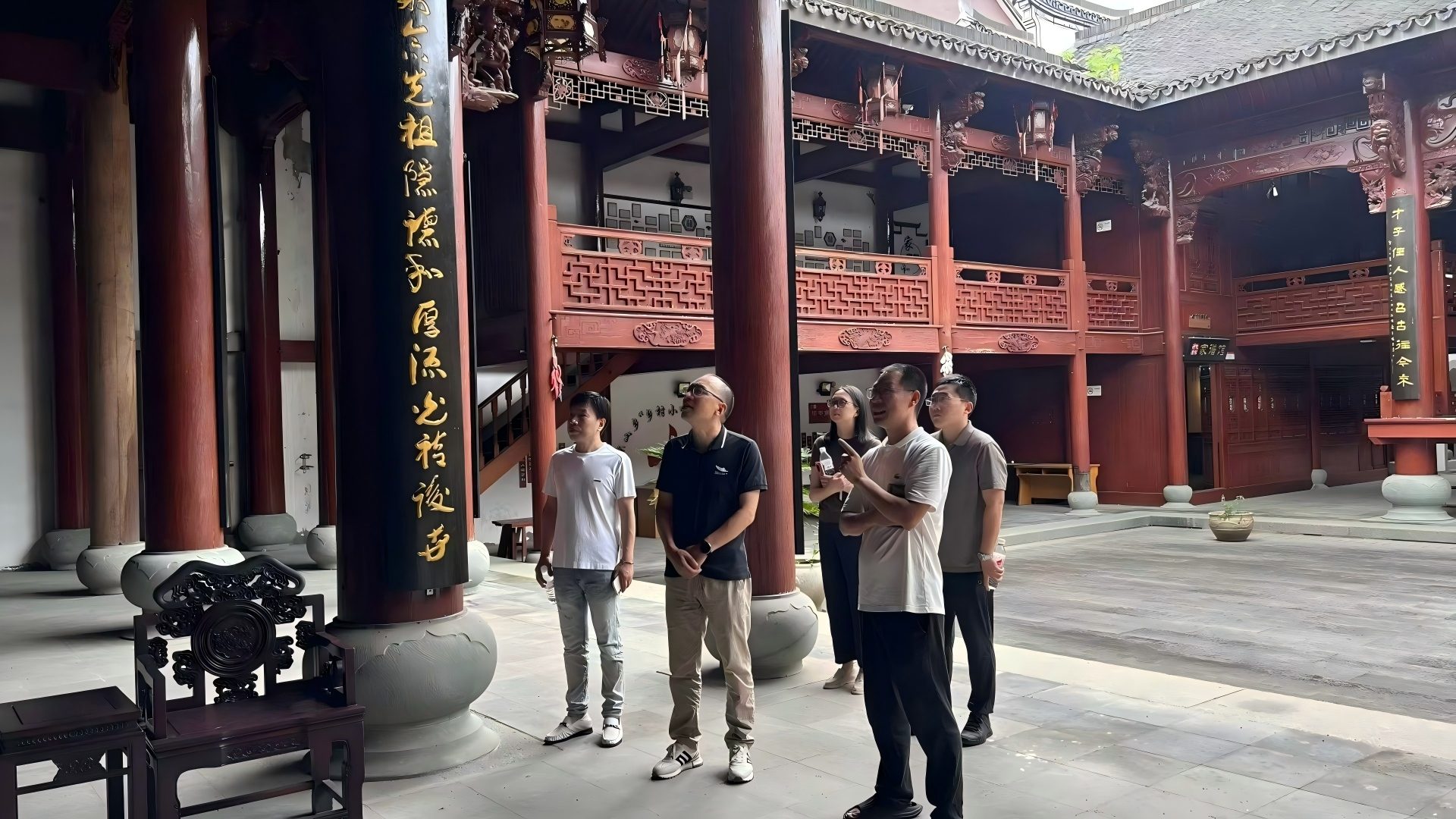 文興賦能鄉村實踐團閱覽村內傳統古建文化陣地實拍素材