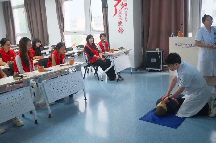 實操研學學急救，醫養實踐練本領 ——“智元怡養”實踐團參與心肺復蘇專項教學