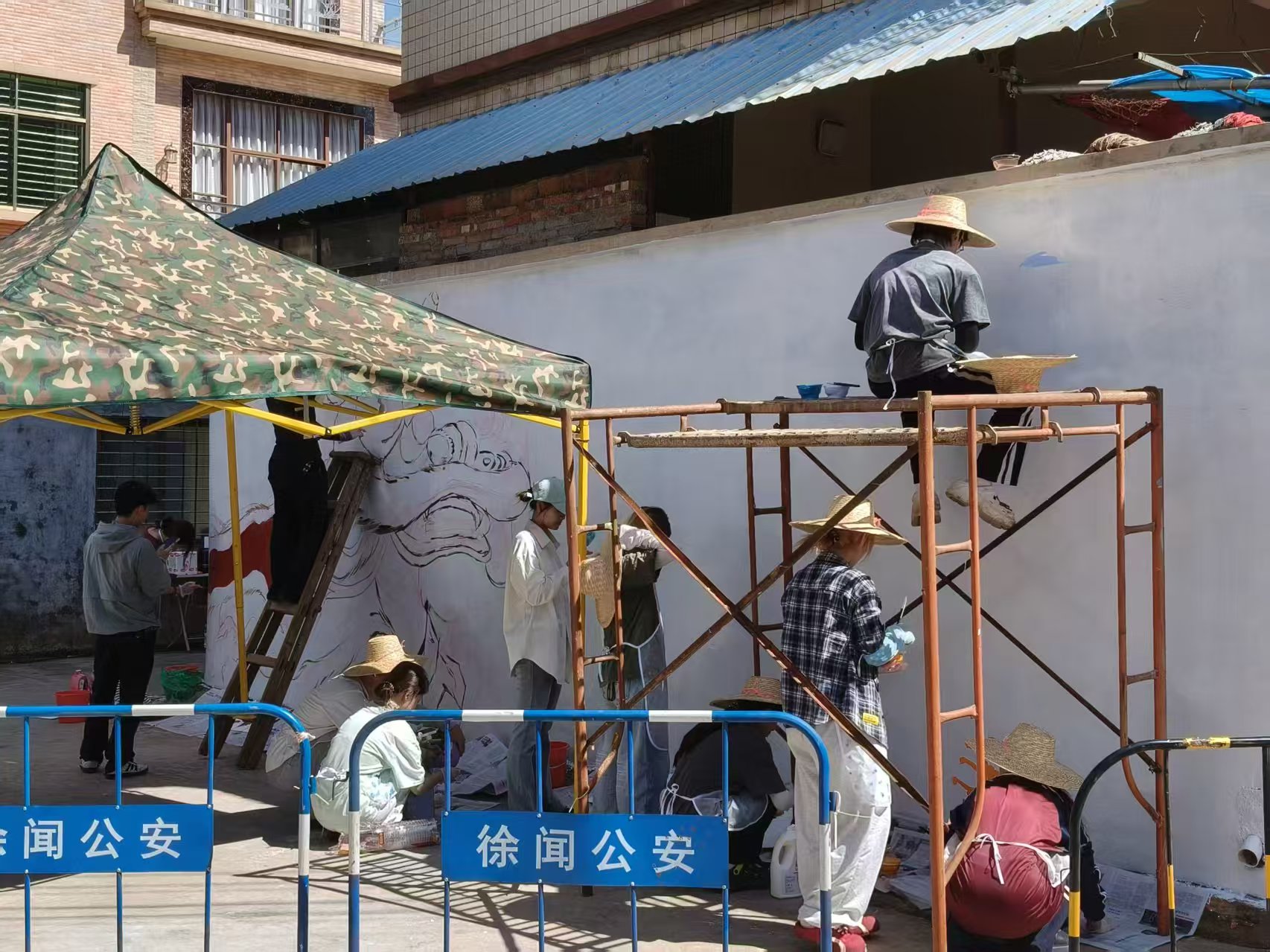湛江科技學(xué)院美術(shù)與設(shè)計(jì)學(xué)院師生黨員 以非遺墻繪賦能徐聞西門(mén)村鄉(xiāng)村振興?
