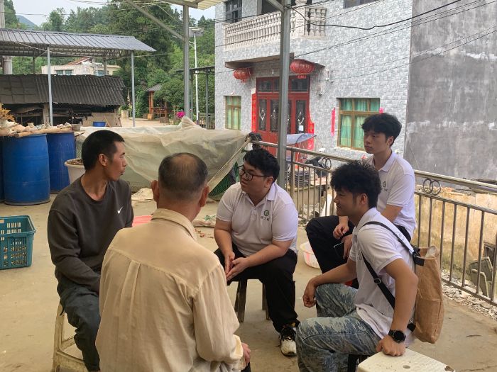 實踐團與花廠村壯年村民暢談時代變革現場 張天照攝