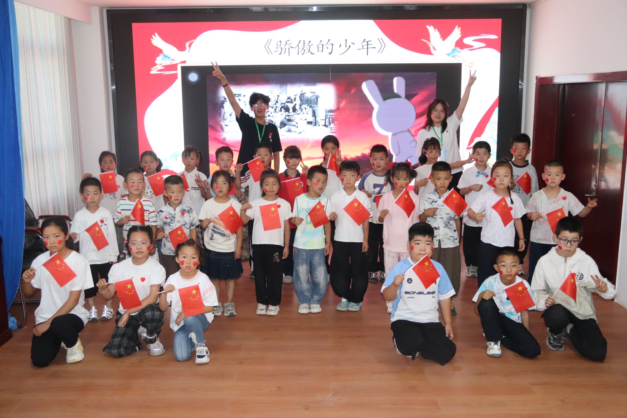 紅歌潤童心 話劇傳薪火——江蘇大學(xué)伯藜支教團夏令營開展紅色主題活動