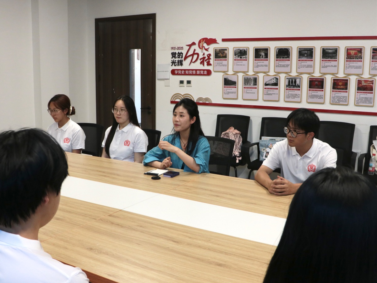 河南師范大學“綠港計劃”草木科普促治實踐團開展校園植物信息核查整理工作