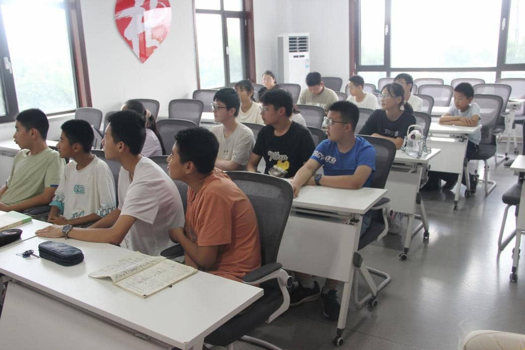 “E 在巖外”實(shí)踐團(tuán)：提升全民素質(zhì)，點(diǎn)亮計(jì)算機(jī)科學(xué)之光