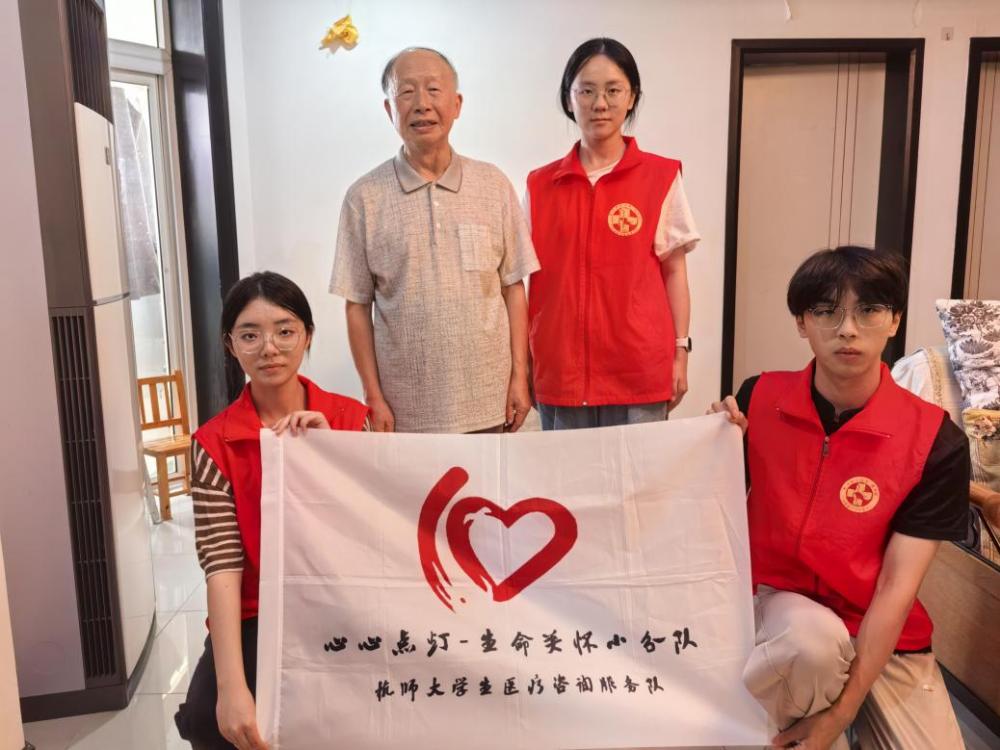 任爺爺與點(diǎn)燈人們的合照 徐冉攝