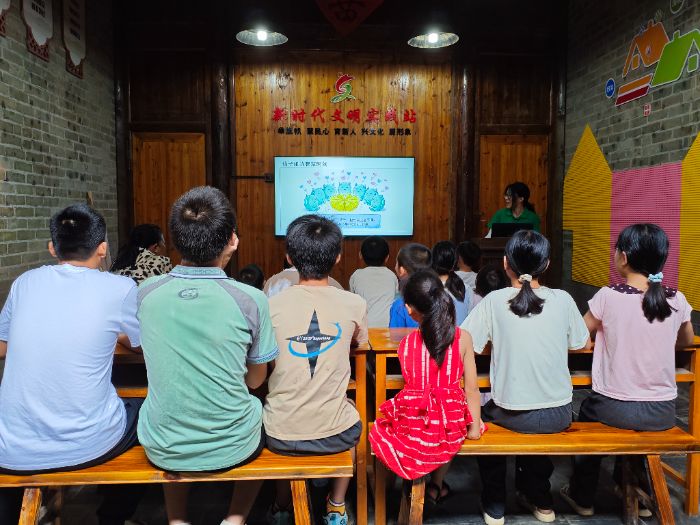 普法課堂潤(rùn)童心，手勢(shì)舞動(dòng)大夢(mèng)想——江西農(nóng)業(yè)大學(xué)生工院“微光‘童’行”實(shí)踐隊(duì)開(kāi)展法治教育系列活動(dòng)