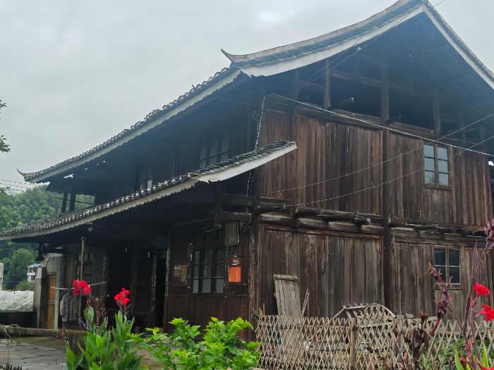 探訪苗侗古建，觸摸匠心傳承——湘潭大學實踐團調研東山鄉傳統木質房屋