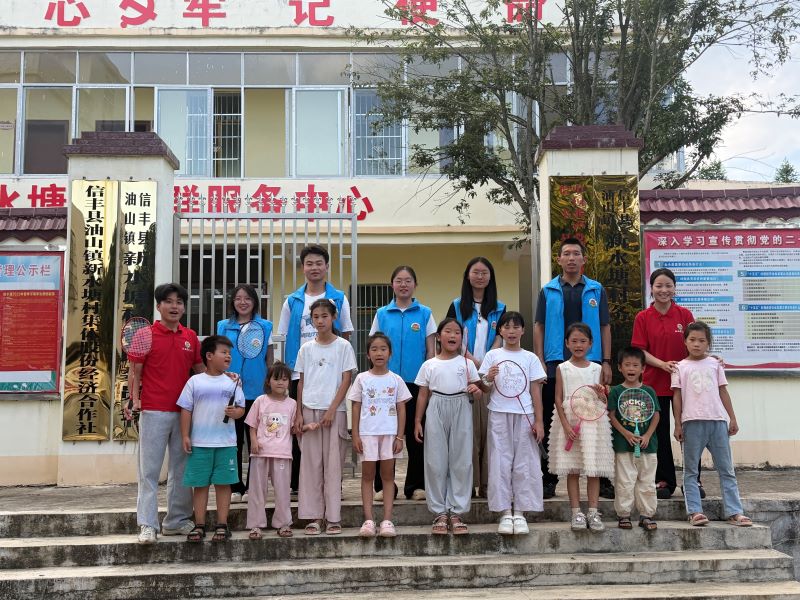 圖為運動會結束后隊員們和小朋友們的合影