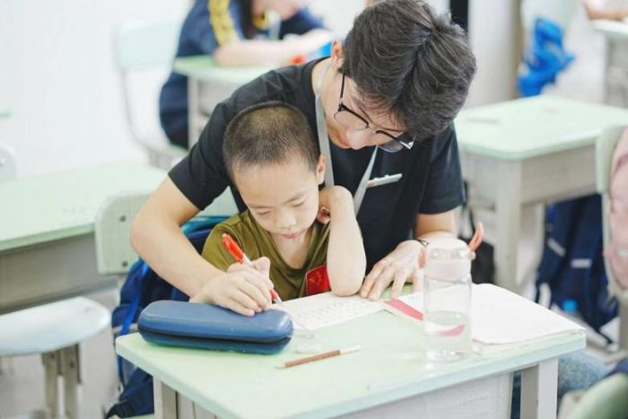 墨韻童行赴校園，青年執(zhí)筆授新知