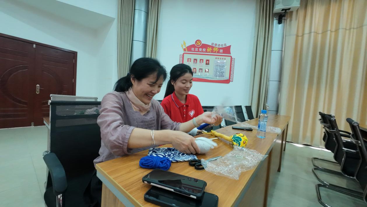 “源火先鋒”暑期實(shí)踐隊(duì)走進(jìn)長(zhǎng)征源社區(qū)開(kāi)展惠民服務(wù)