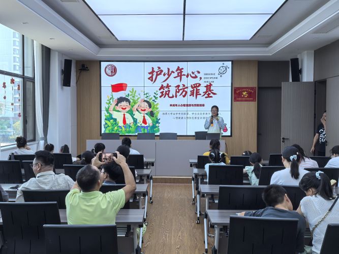 普法宣講進(jìn)社區(qū)，法治陽(yáng)光伴成長(zhǎng)——湘大法學(xué)赴常德市三下鄉(xiāng)隊(duì)伍走進(jìn)武陵區(qū)新東街社區(qū)開展未成年人保護(hù)普法宣傳