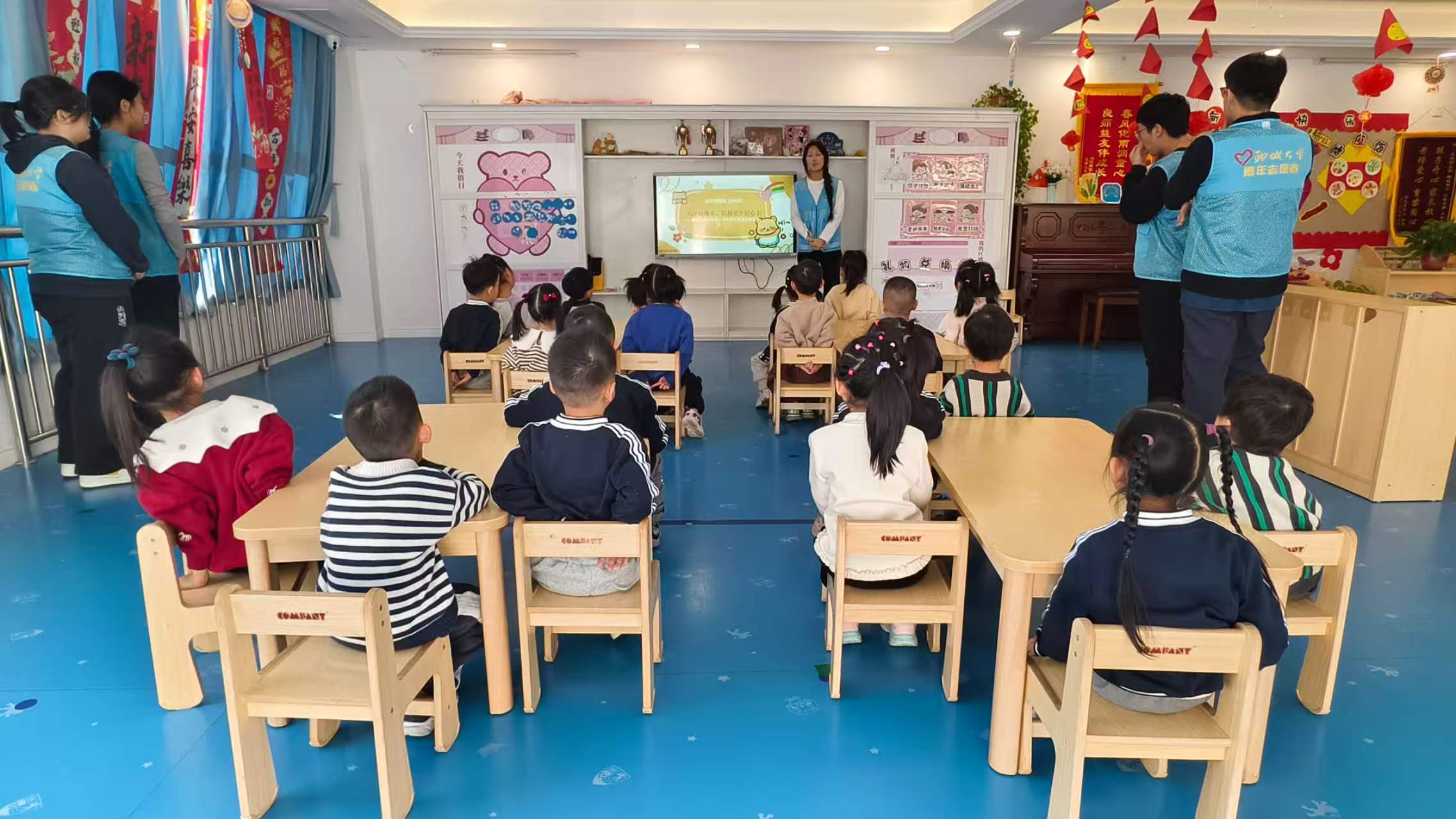 化學(xué)化工學(xué)院益暖志愿服務(wù)隊(duì)舉辦"巧手做徽章，防拐安全記心上"志愿服務(wù)活動(dòng)