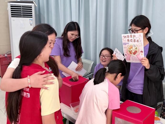 華中農(nóng)業(yè)大學(xué)“食品安全與營養(yǎng)中國行”博士團(tuán)走進(jìn)金地格林小城社區(qū)開展 “優(yōu)質(zhì)蛋白科普惠民生，免疫基石守護(hù)健康”科普活動