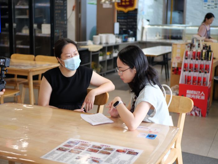 圖 2團隊采訪幸福鄰里清泰門社區食堂負責人 汪靜怡攝