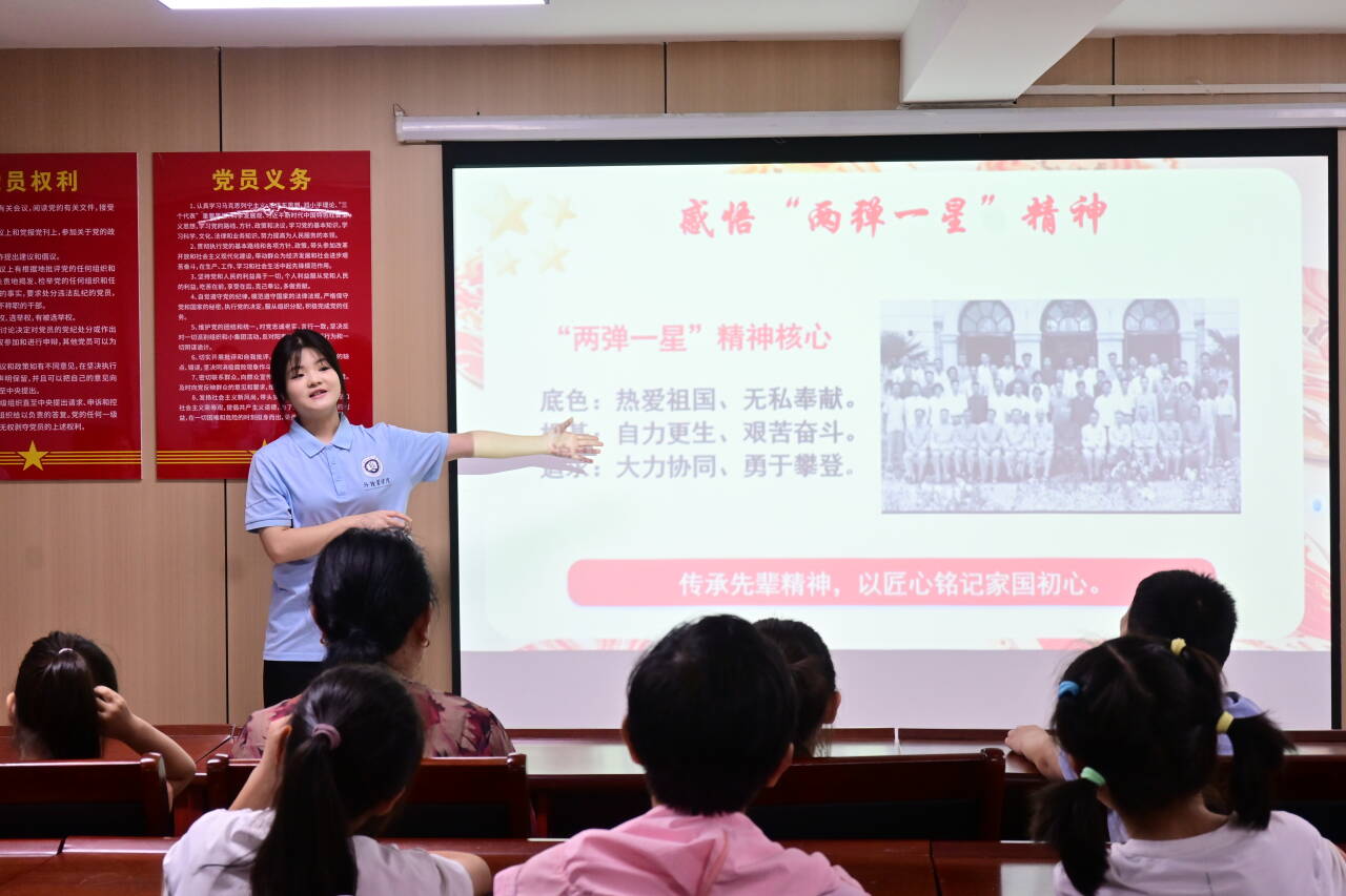 指尖上的傳承：當(dāng)“兩彈一星”精神遇見(jiàn)非遺之美
