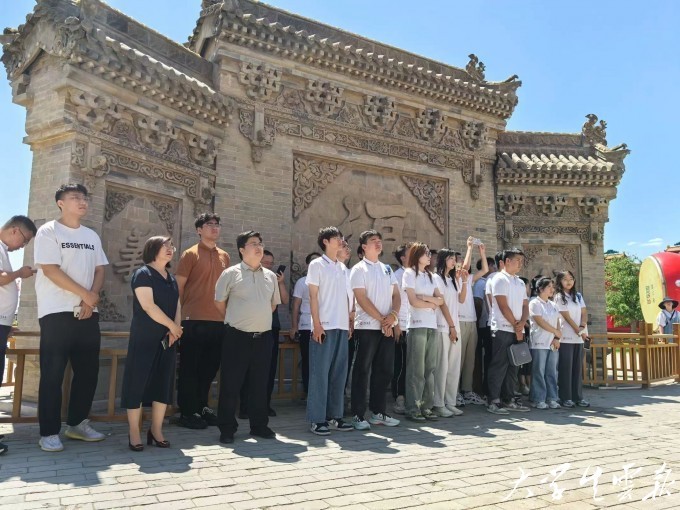 西安科技大學“挺膺擔當、能源報國”晉陜蒙能源基地實踐團的伊金霍洛旗郡王府之旅