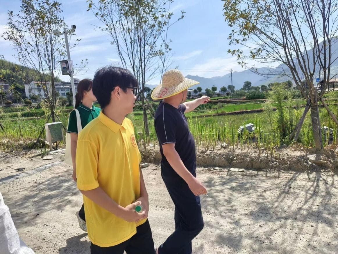 福建農(nóng)林大學“青云”支教實踐隊實地參觀杉洋菇棚